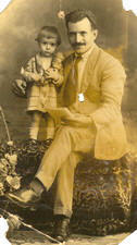 Miguel Mateos Cela, nuestro último Alcalde republicano, con su hija Rosalía en 1902 (aprox.)