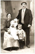 Rafael Mateos Cela, en 1927 con su esposa Modesta y sus hijos Pedro (en brazos) y Mariano.