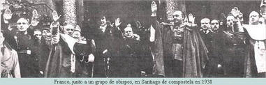 Franco, junto a un grupo de obispos en Santiago de Compostela, en 1938. 