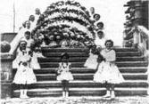 Maya pagana. Maya de  Betanzos con cinco arcos florales, galardonada con el primer premio  de 1955.