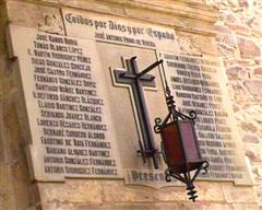 "A los caídos por Dios y por España". Aún en la fachada de la Iglesia de Santa María. La Bañeza